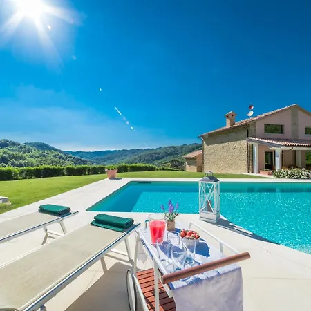 Heartbreaking Charming In Chipieri - Marche *